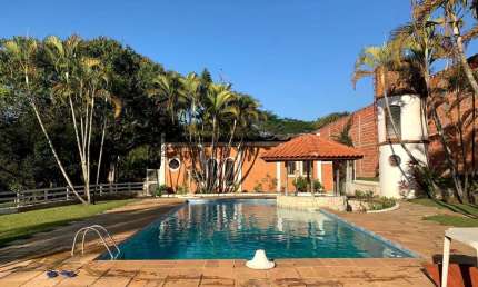 Sítio com 35.000m² na cidade de Boituva, casa com 500m², lagos, Piscina em alvenaria com espaço seco ( barzinho), Espaço gourmet amplo e fechado o que favorece nos dias de inverno com churrasqueira e 