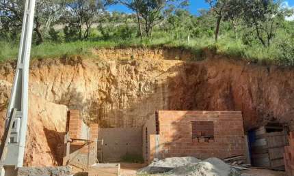 Terreno em Moreiras, Mairinque/SP com construção iniciada