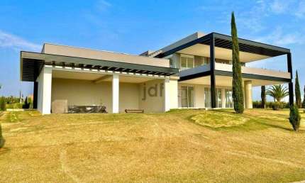Casa em Condomínio Área do terreno: 1.520,20 m² .Área construída: 525,93 m².4 suítes com closet, espaço gourmet, cozinha, copa, home theater, sala de estar e sala de jantar. Área externa com piscina e