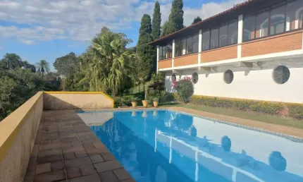 Chácara com estilo colonial com 5775 m2 de terreno em condominio