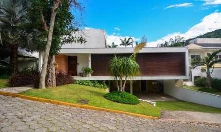 Casa alto padrão cond. fechado 4 suítes mobiliada frente mar em Florianópolis