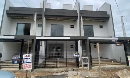 Sobrado Triplex com 03 dormitórios, no bairro Itacolomi - Balneário Piçarras - SC