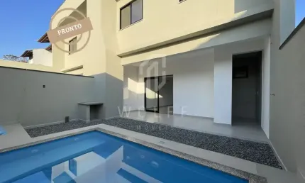 Sobrado com Piscina, 3 dormitórios, 108 m², no bairro Itacolomi - Balneário Piçarras - SC