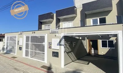 Sobrado mobiliado a apenas 400 metros da praia, no bairro itacolomi - balneário piçarras - sc