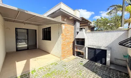 Casa geminada com 2 quartos, bairro itacolomi- balneário piçarras/sc.