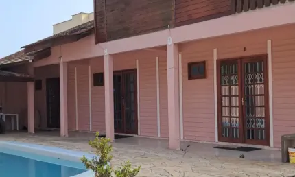 Ótima casa mais 03 quitinetes de 01 dorm a 350 metros do mar