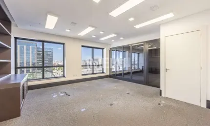 Sala comercial para alugar na Avenida Borges de Medeiros, 2500, Praia de Belas, Porto Alegre por R$ 9.000
