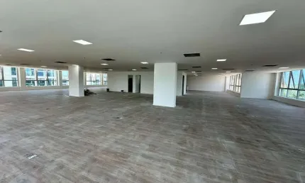 Espaço corporativo de 568,67 m² com 12 vagas para locação, possui banheiro masculino e feminino, área para copa/cozinha .