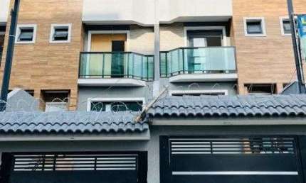 Descubra o epitome do estilo contemporâneo neste sobrado novíssimo
