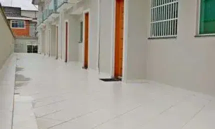 Casa estilo sobrado em condomínio fechado novo de 9 casas com garagem subterrâne