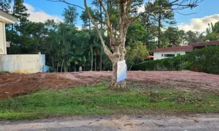 TERRENO NO CONDOMINIO FAZENDA DA ILHA COM PROJETO APROVADO.