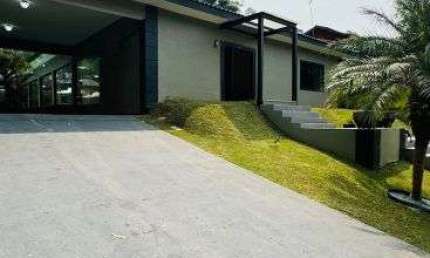 Casa térrea é o verdadeiro refúgio de luxo e sofisticação no condomínio fazenda da ilha.