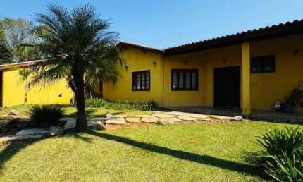 Apresento uma magnífica residência situada no exclusivo Condomínio Fazenda da Ilha- Embu Guaçu-SP