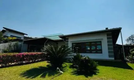 Espetacular casa térrea de alto padrão localizada no renomado condomínio fazenda da ilha