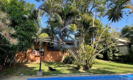 Magnífica Casa Térrea com muita área verde e árvores frutíferas, um verdadeiro paraíso!!!