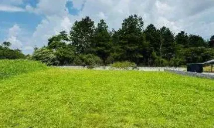 TERRENO PLANO COM UMA LOCALIZAÇÃO EXTRAORDINÁRIA DENTRO DO CONDOMÍNIO.