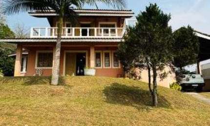Apresentamos uma casa espetacular no prestigiado condomínio Fazenda da Ilha