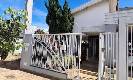 Excelente casa, são 03 suites, sala com pé direito alto, lavabo, escritório, ampla cozinha com planejados,garagem para 02 automoveis, espaço goumert, piscina, banheiro