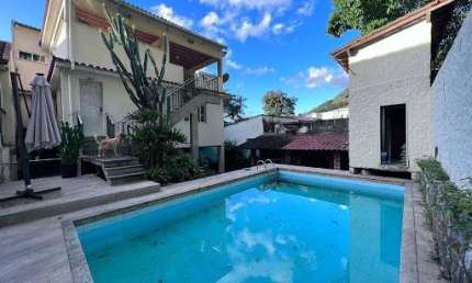 Casa com 07 Quartos à Venda em São Francisco Niterói/RJ