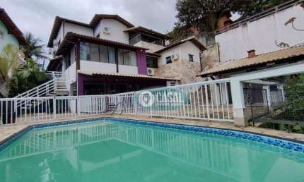 Casa em Condomínio com 04 Quartos com Piscina, Sauna e Churrasqueira em Pendotiba.