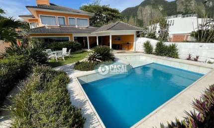 Casa em Frente a Praia de Itacoatiara com 07 Suítes, Elevador, Piscina e Quintal