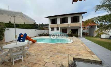 Casa em Camboinhas com 03 Quartos, Piscina, Churrasqueira e Ótimo Quintal.