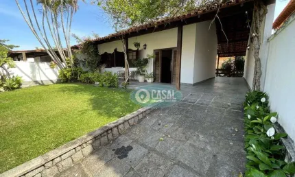 Casa com 03 Quartos e Quintal na Quadra da Praia de Piratininga!