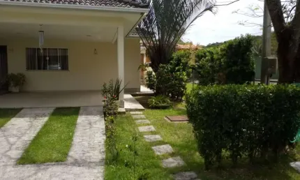 Casa Linear em Condomínio com 03 Quartos, Piscina e Churrasqueira!
