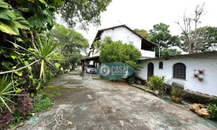02 Casas em Terreno de 1.885 m² com Piscina, Churrasqueira e Quintalzão!
