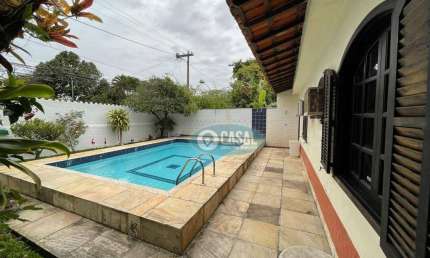 Casa em Associação de Moradores com 03 Quartos com Piscina e Churrasqueira em Itaipu