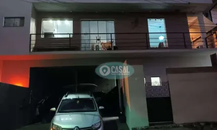 Casa em Condomínio com 03 Quartos, Piscina e Churrasqueira.