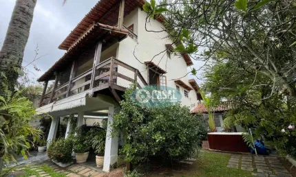 Casa na Quadra da Praia de Piratininga, com 04 Quartos, Churrasqueira, Quinta, Ofurô e Sauna.