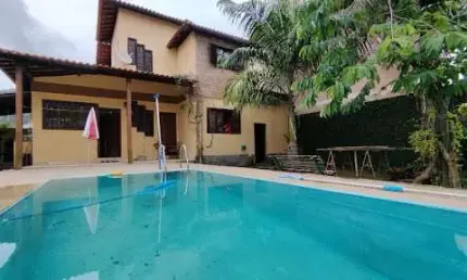 Casa com 03 Quartos à Venda em Itaipu com Piscina, Churrasqueira e Quintal.