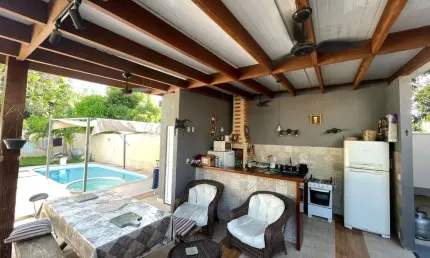 Casa com 04 Quartos à Venda em Itaipu com Piscina e Churrasqueira.