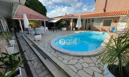 Casa em condomínio com 05 quartos, piscina, sauna e churrasqueira em itaipu!