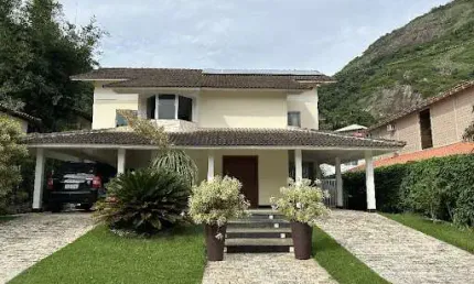 Casa em Condomínio com 04 Quartos em Itacoatiara - Niterói/RJ.