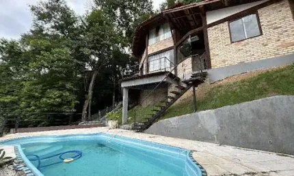 Casa em Condomínio com 04 Quartos, Piscina e Churrasqueira em Itaipu