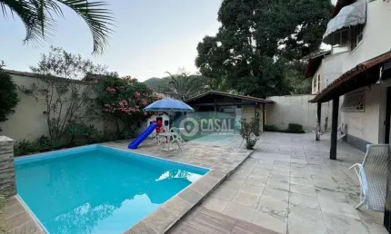 Casa em Itaipu com 04 Quartos, Piscina e Churrasqueira!