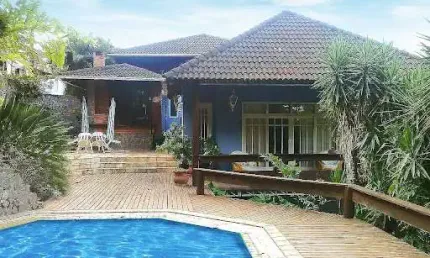 Casa em condomínio com 03 quartos, piscina, sauna e churrasqueira