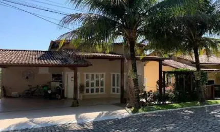 Casa em Condomínio com 04 Quartos, Piscina, Sauna e Churrasqueira em Itaipu.