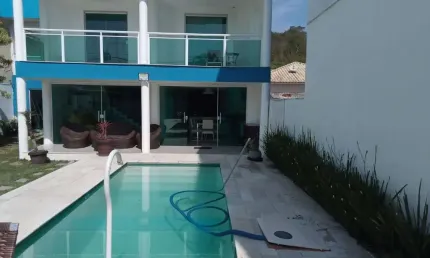 Casa em Piratininga com 03 Quartos sendo 02 Suítes, Piscina, Churrasqueira e Quintal.