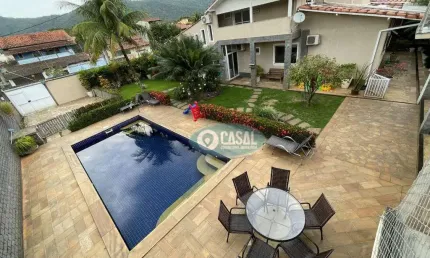 Casa com 07 Quartos à Venda em Itaipu, com Piscina, Churrasqueira e Quintal com Gramadão!