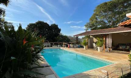 Casa com 04 Quartos no Engenho do Mato com Piscina, Churrasqueira e Quintal com 883 m².