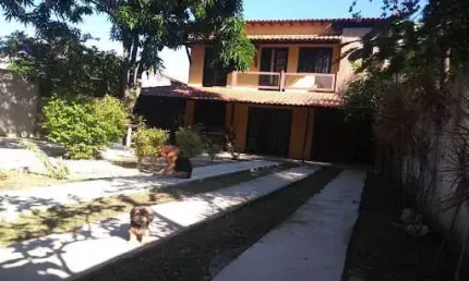 Casa com 05 quartos com quintal e churrasqueira em itaipu