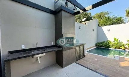 Casa em Piratininga com 03 Quartos, Piscina e Churrasqueira.