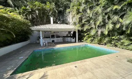 Casa em Condomínio com 04 Quartos, Piscina e Churrasqueira em Itaipu - Niterói/RJ