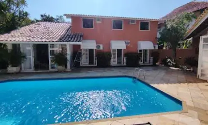 Casa em Condomínio com 04 Quartos, Piscina, Sauna e Churrasqueira em Itaipu.