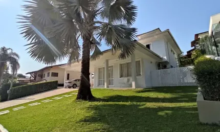 Casa com 05 Quartos à Venda em Itaipu - Niterói/RJ.