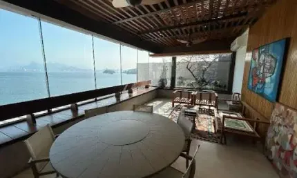 Cobertura com Vista para Praia de Icaraí com 03 Suítes, Piscina, Sauna e Churrasqueira