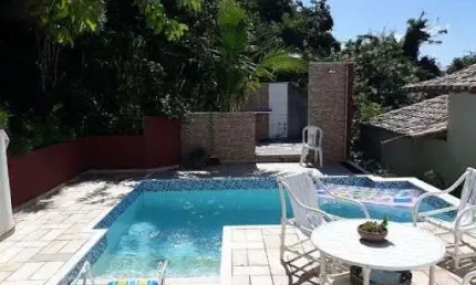 Casa em Camboinhas Com 06 Quartos, Piscina e Churrasqueira.